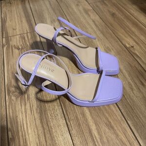 Reitoye brand women's beautiful lavender heels, size 10